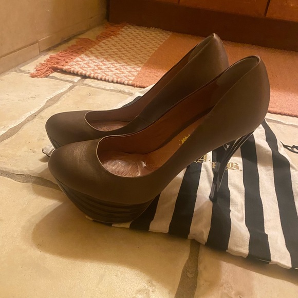 Lamb satin heels worn twice - Picture 4 of 4